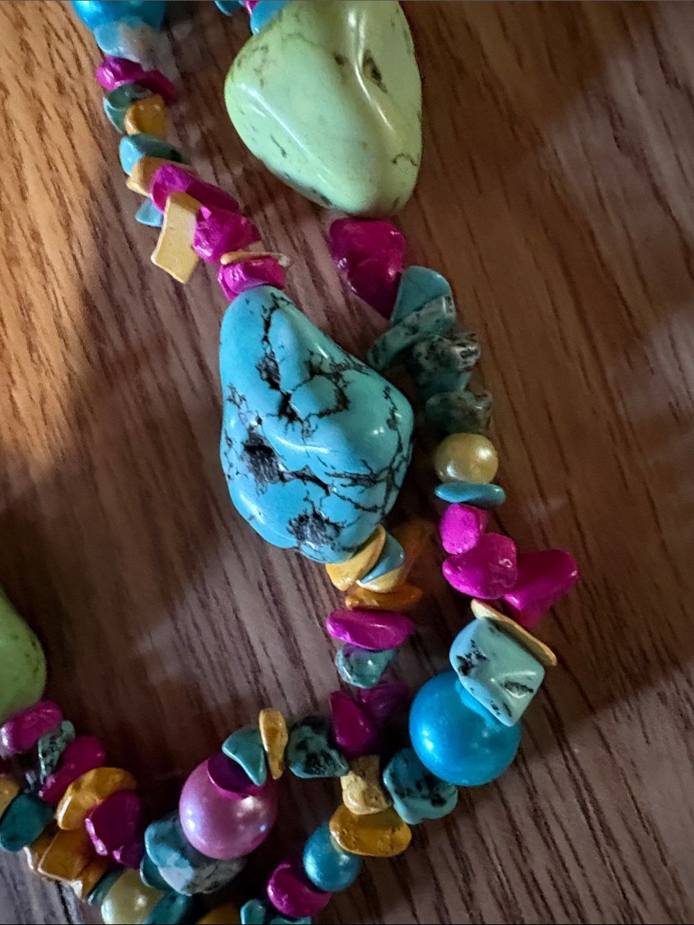 VINTAGE MULTICOLORED HOWLITE AND DYED STONE CHUNKY 18 - 21" NECKLACE - Picture 3 of 10